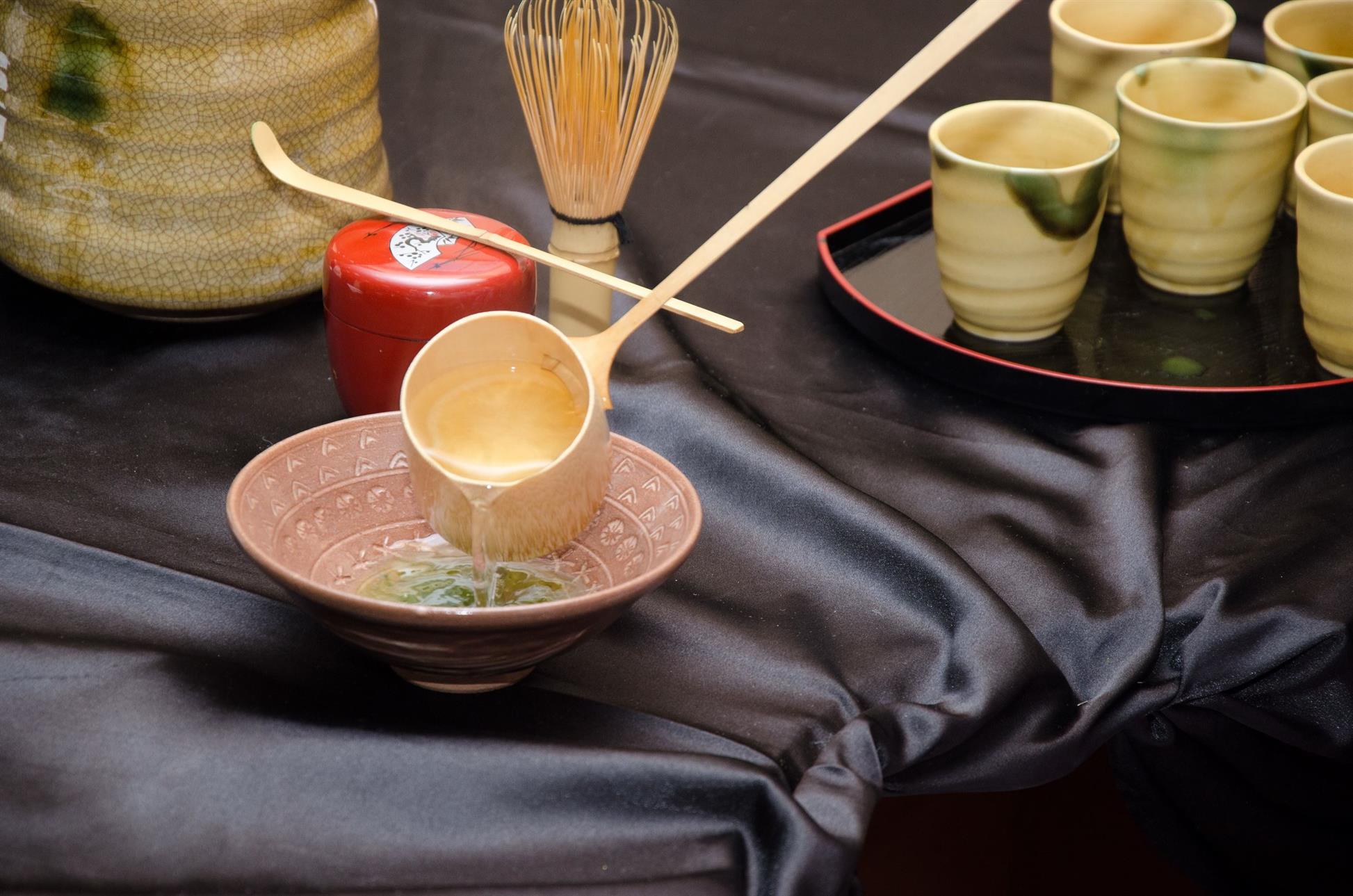 Процесс японской чайной церемонии на мастер классе