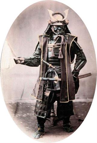 Современный самурай в доспехах