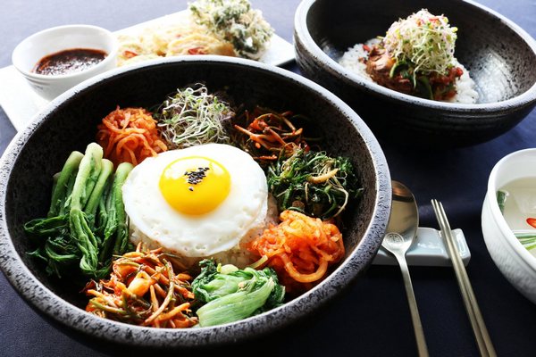 Блюдо корейской кухни - пипимпаб - Рисовый микс с мясом